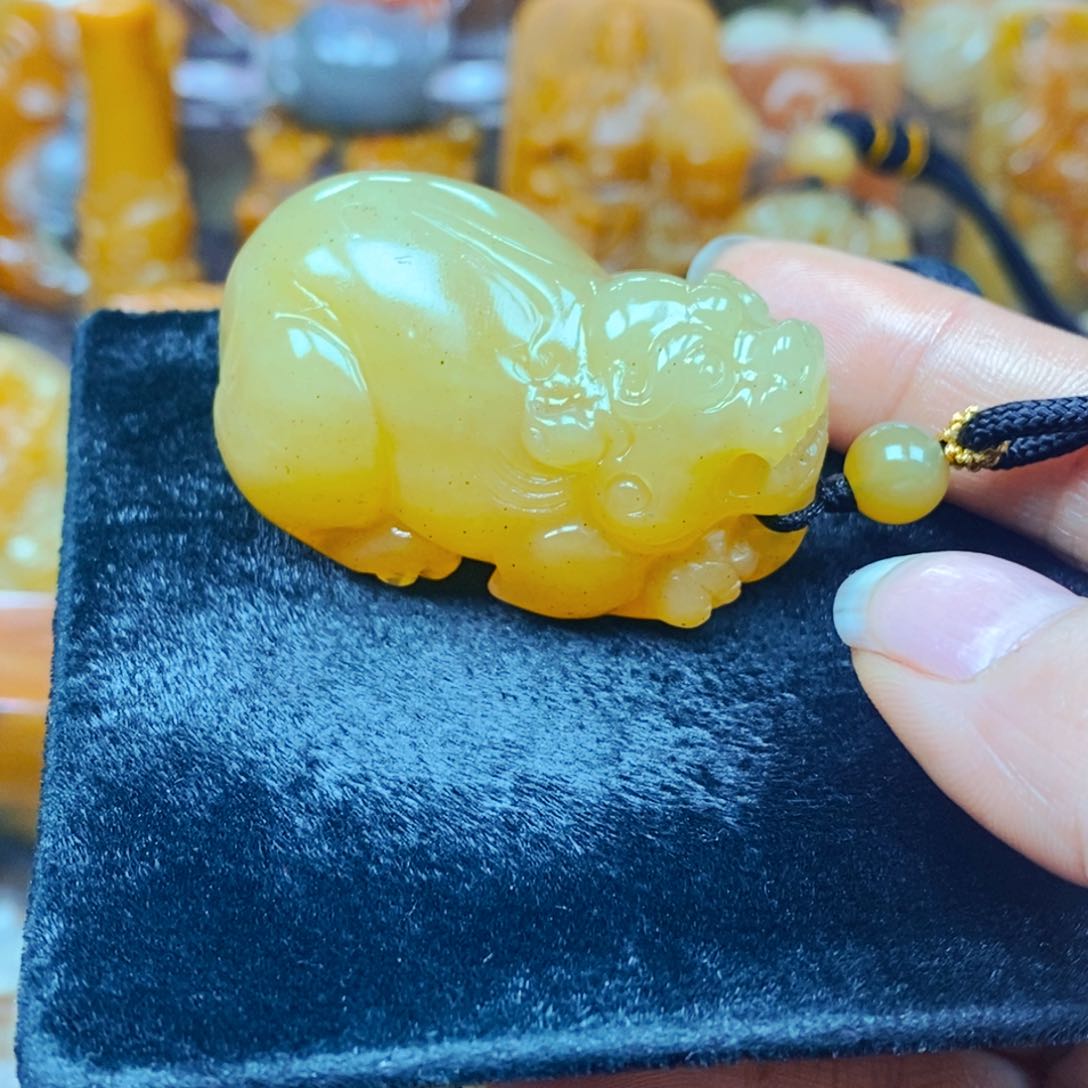 未镶嵌石英质玉（黄龙玉）颈饰