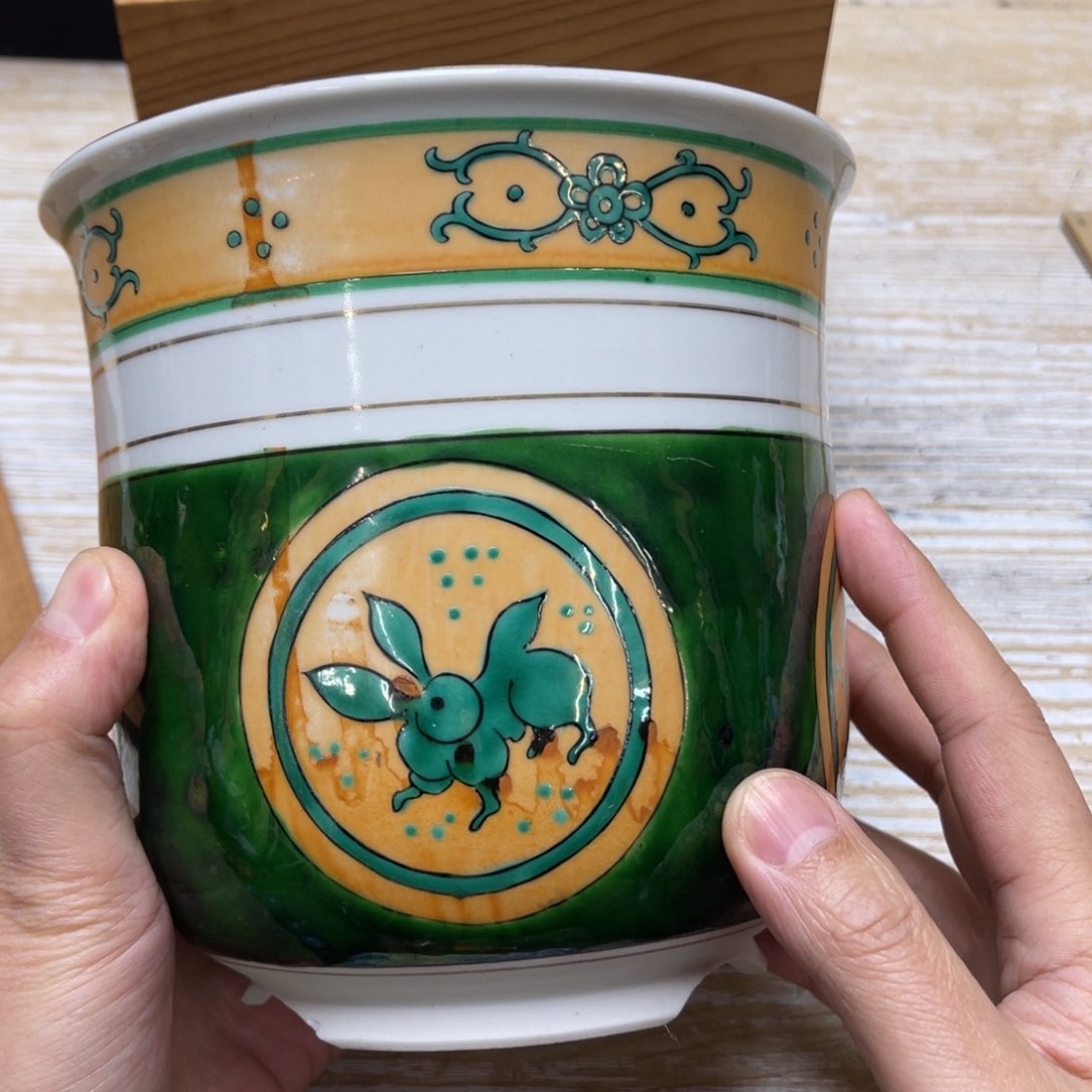 瓷片密密麻麻地排列着一个
