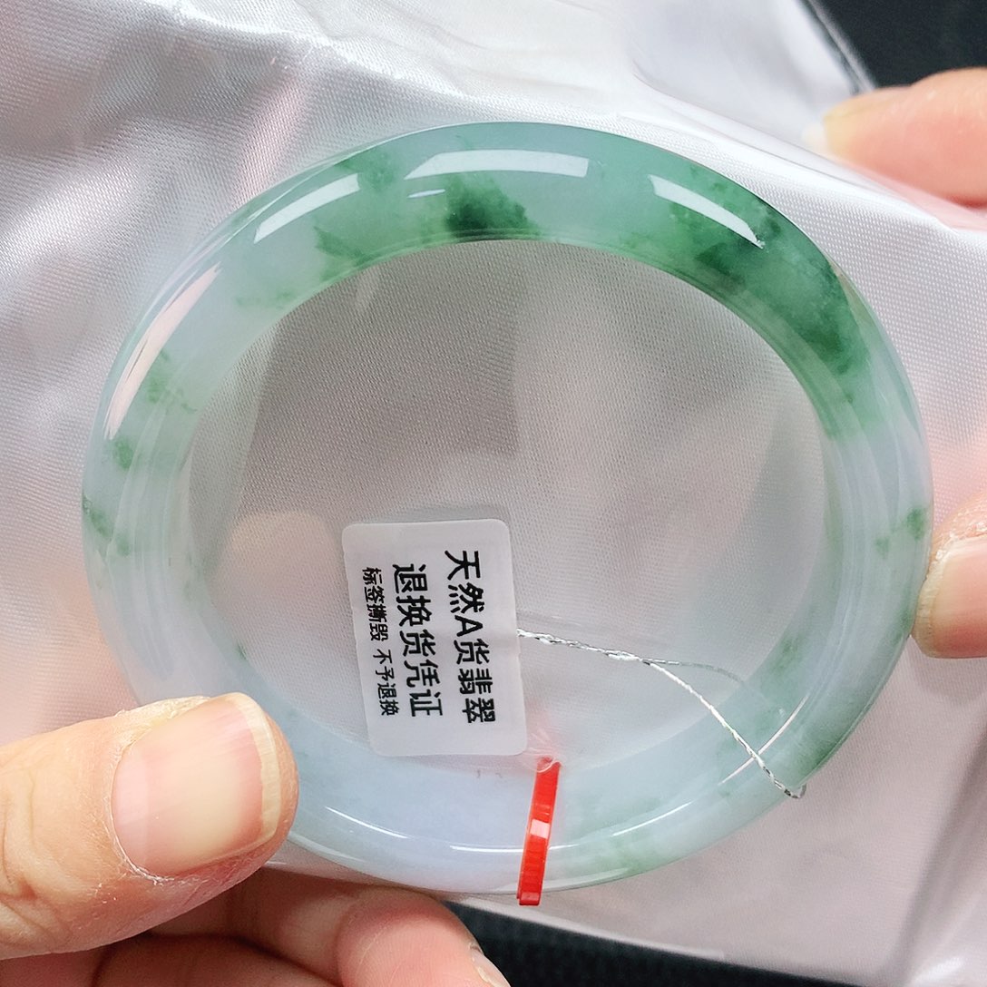 翡翠手镯未镶嵌55圈