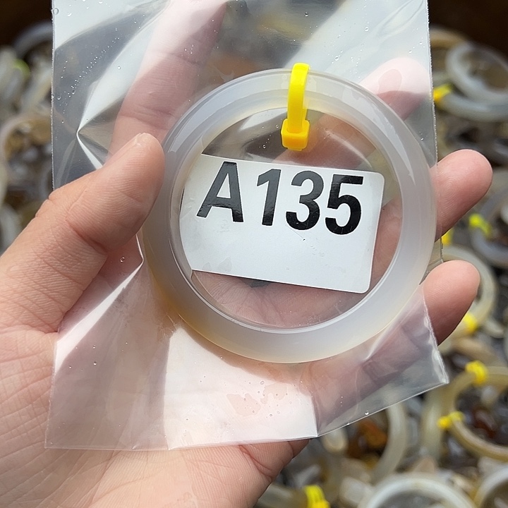 娇***座玛瑙/玉髓未镶嵌手镯135