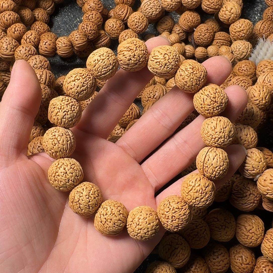 舍***得吊坠桃核凤尾手串