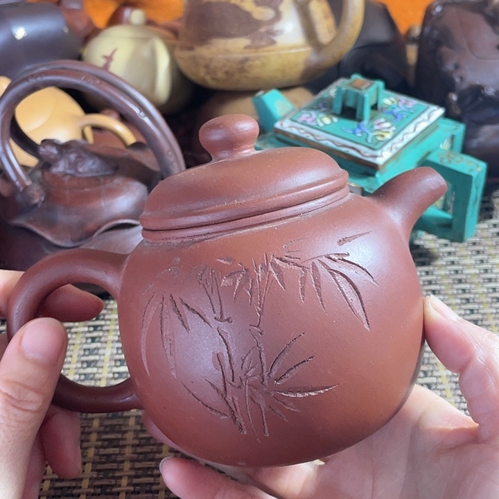 紫砂茶壶原矿泥料手工制作的紫砂壶。