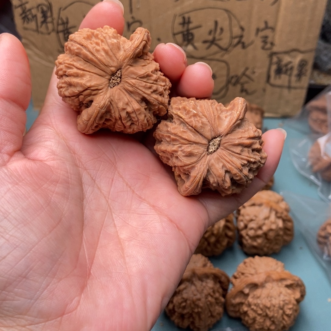 郑***亿文玩核桃吊坠血麒麟37