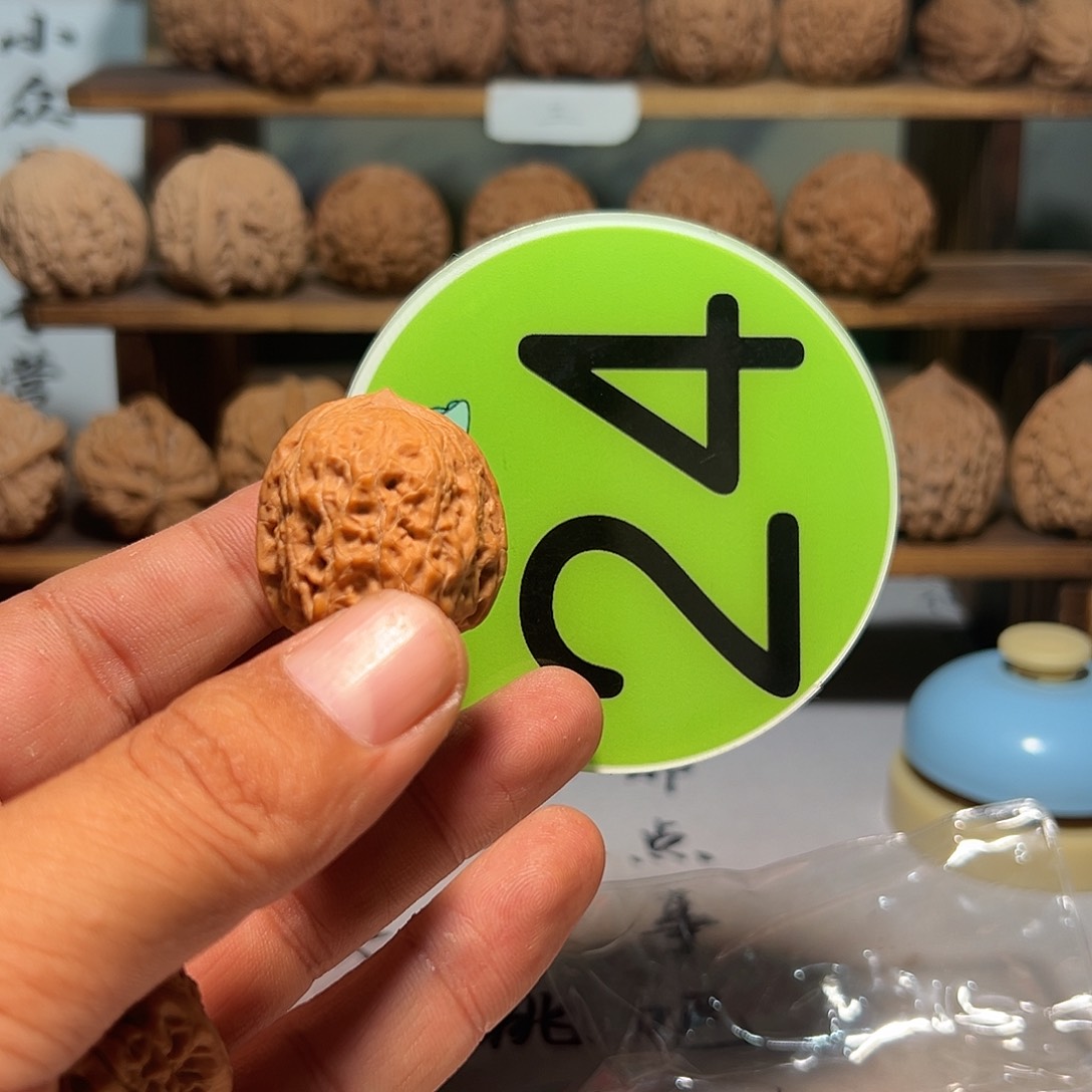 开***串文玩核桃，绿色24号
