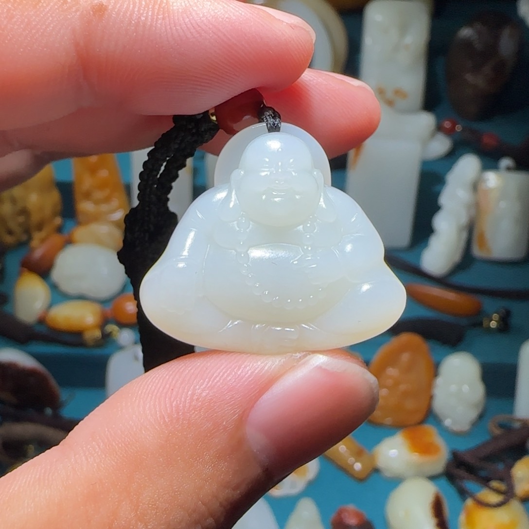 和田玉颈饰未镶嵌诗*