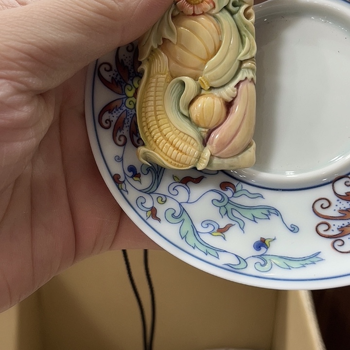 瓷片精致雕刻工艺品