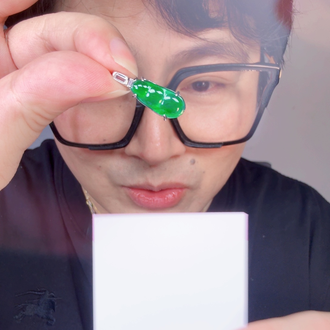 翡翠未镶嵌颈饰一件