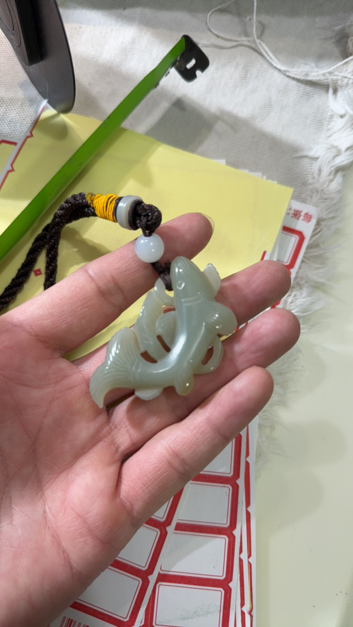 和田玉把件，鱼型佩
