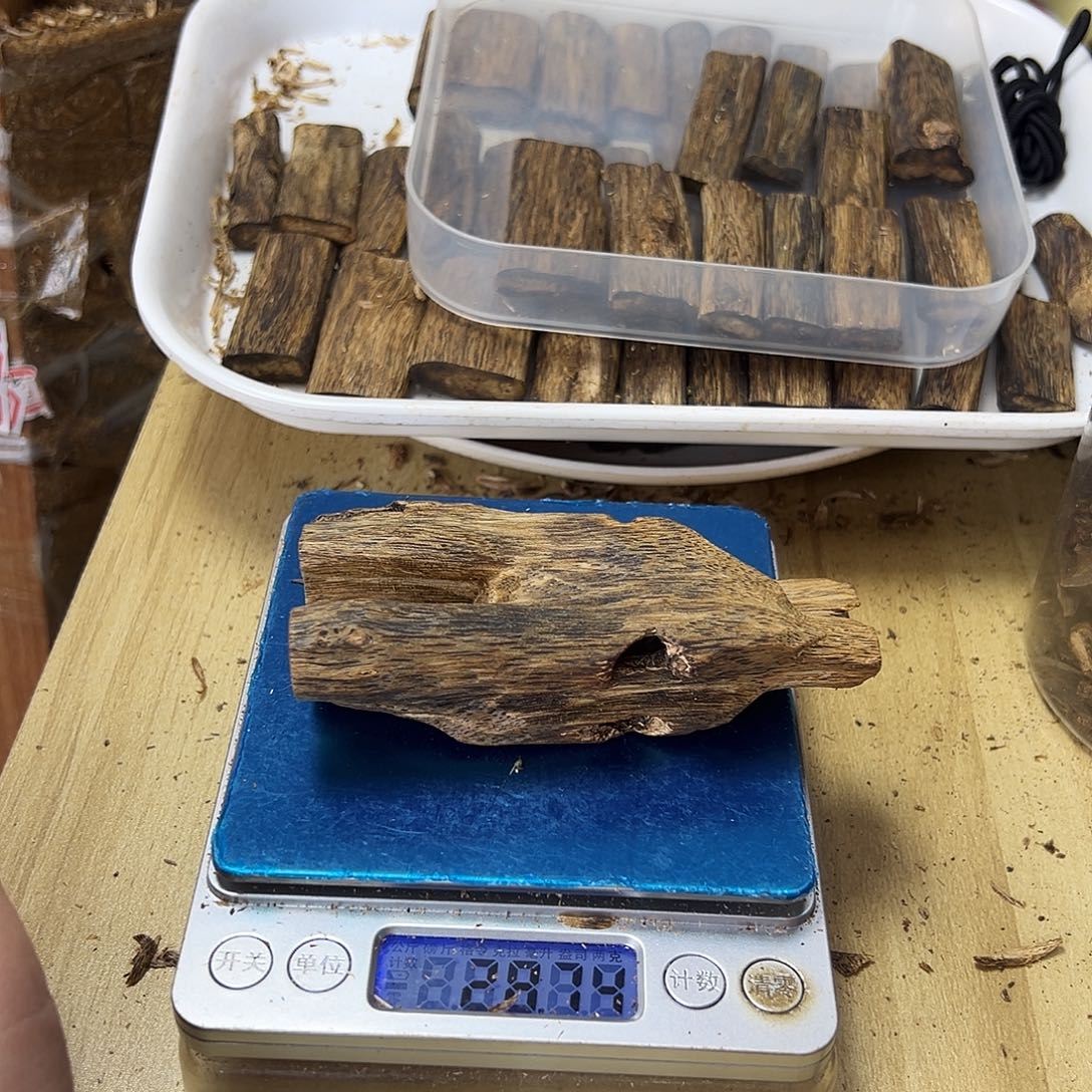 王***强香料绿奇楠虫漏白棋28克