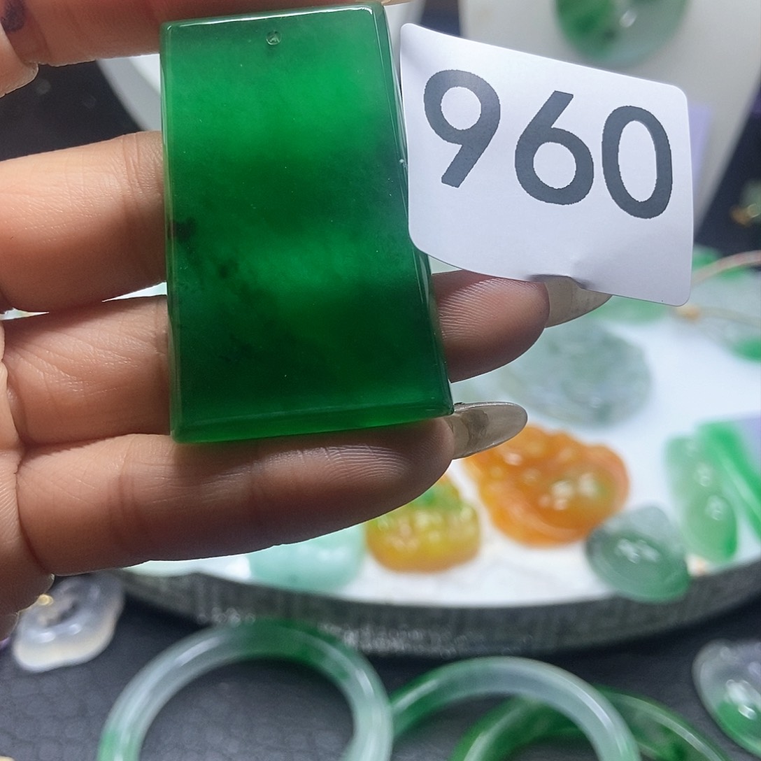 翡翠吊坠(赠链)未镶嵌