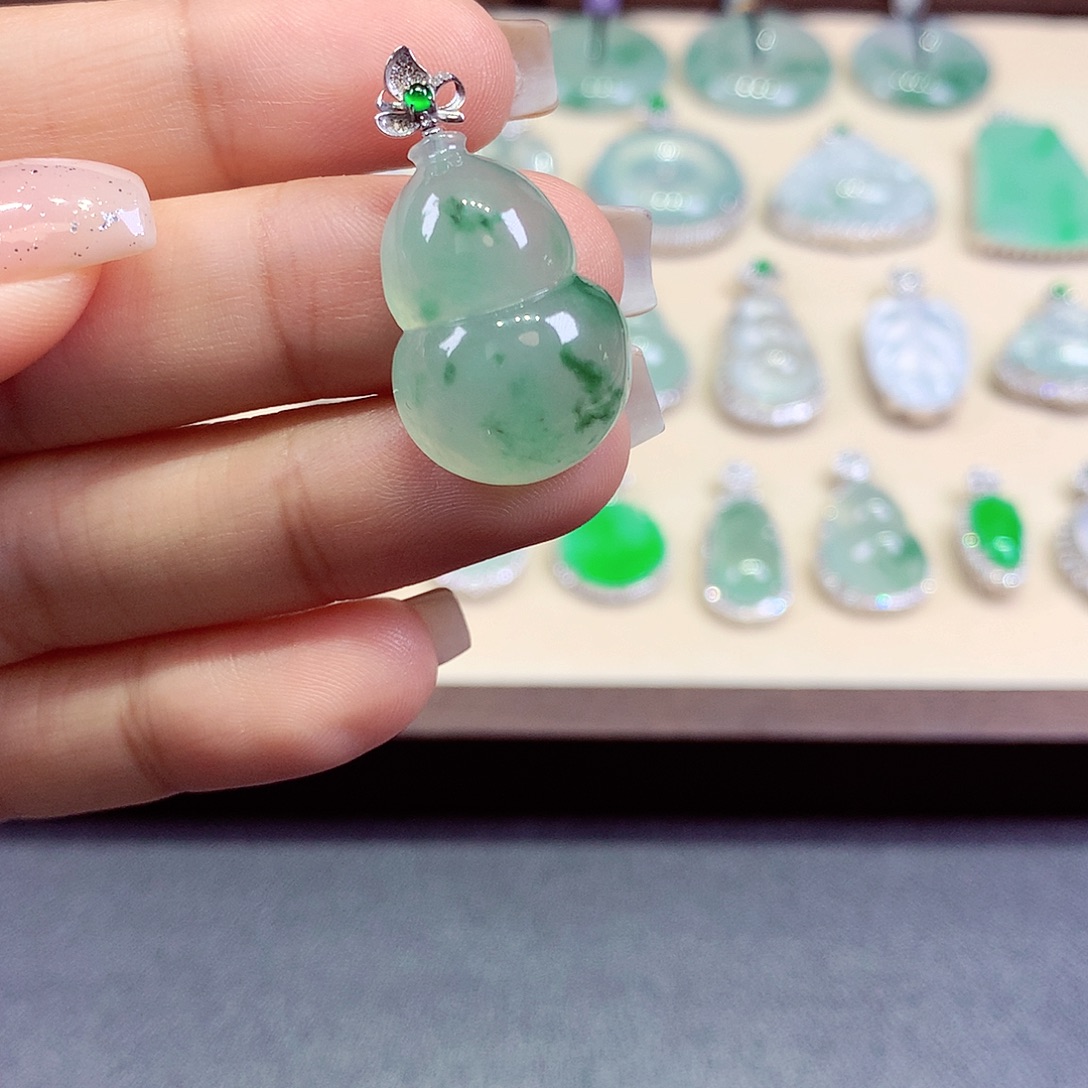 翡翠18K金镶嵌颈饰翡翠