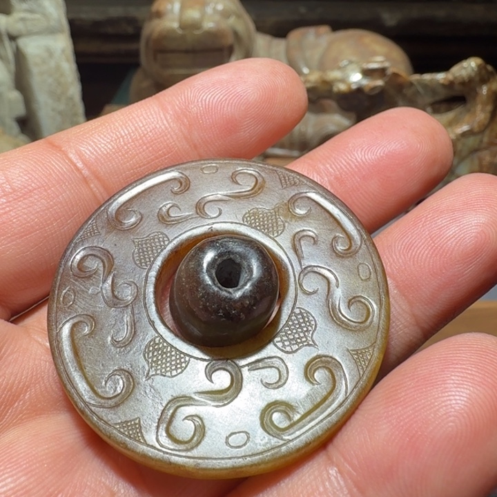 莫***程和田玉（糖玉）未镶嵌颈饰