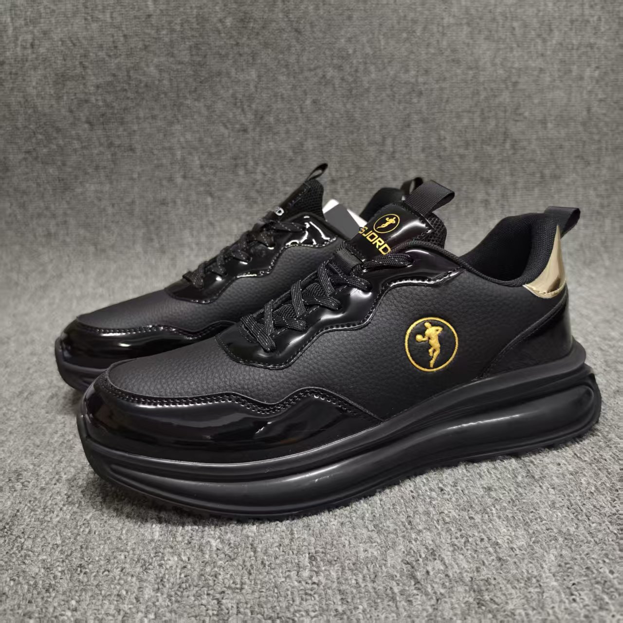 经典男士休闲鞋新款加绒不加绒款皮面防水软底黑色百搭运动鞋9688