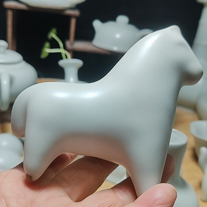 官瓷天青釉小马驹