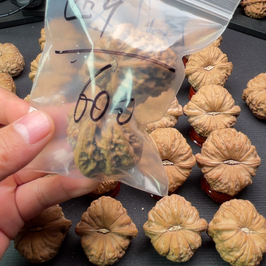 断***文玩核桃吊坠文玩核桃红锦鲤