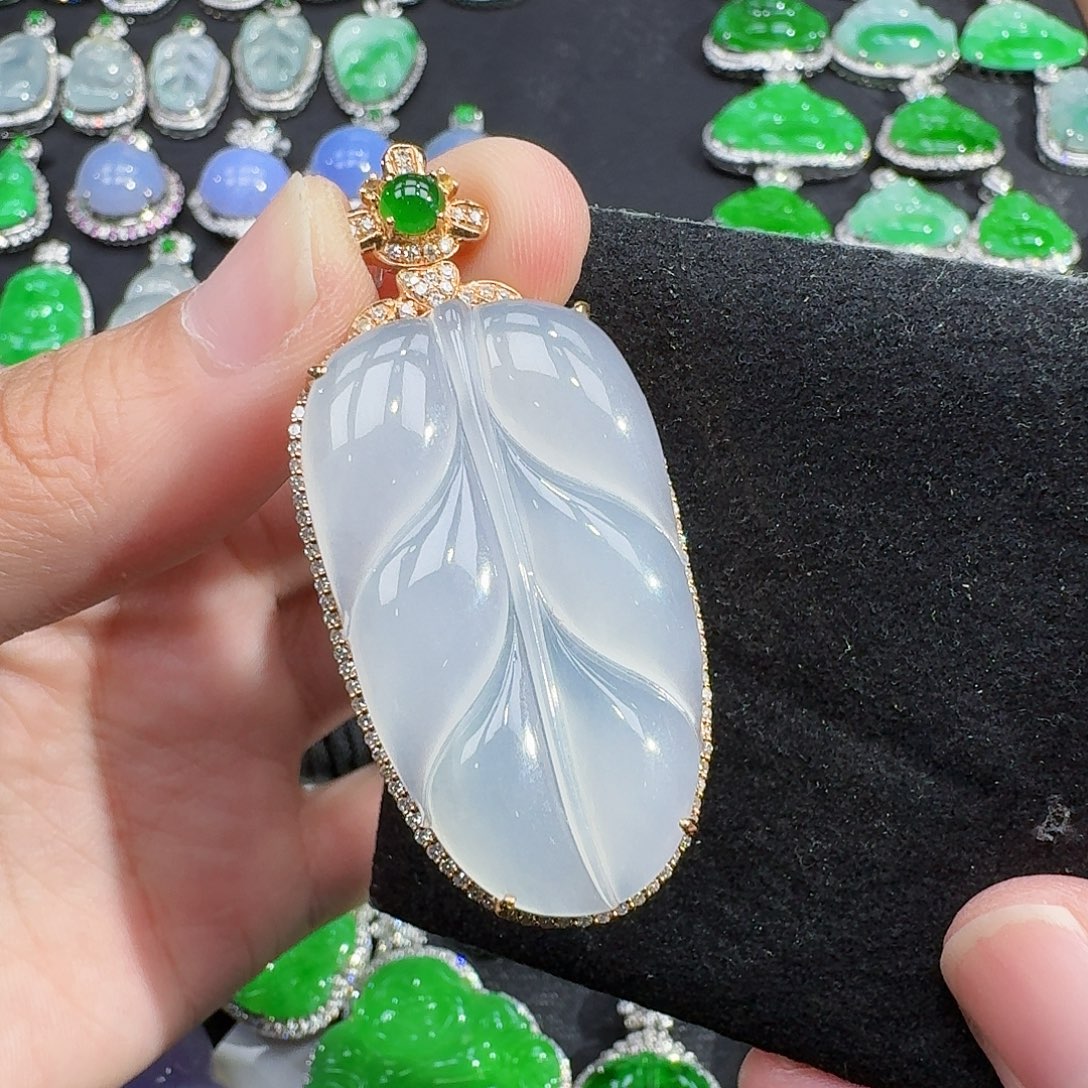 颈饰18K金镶嵌翡翠