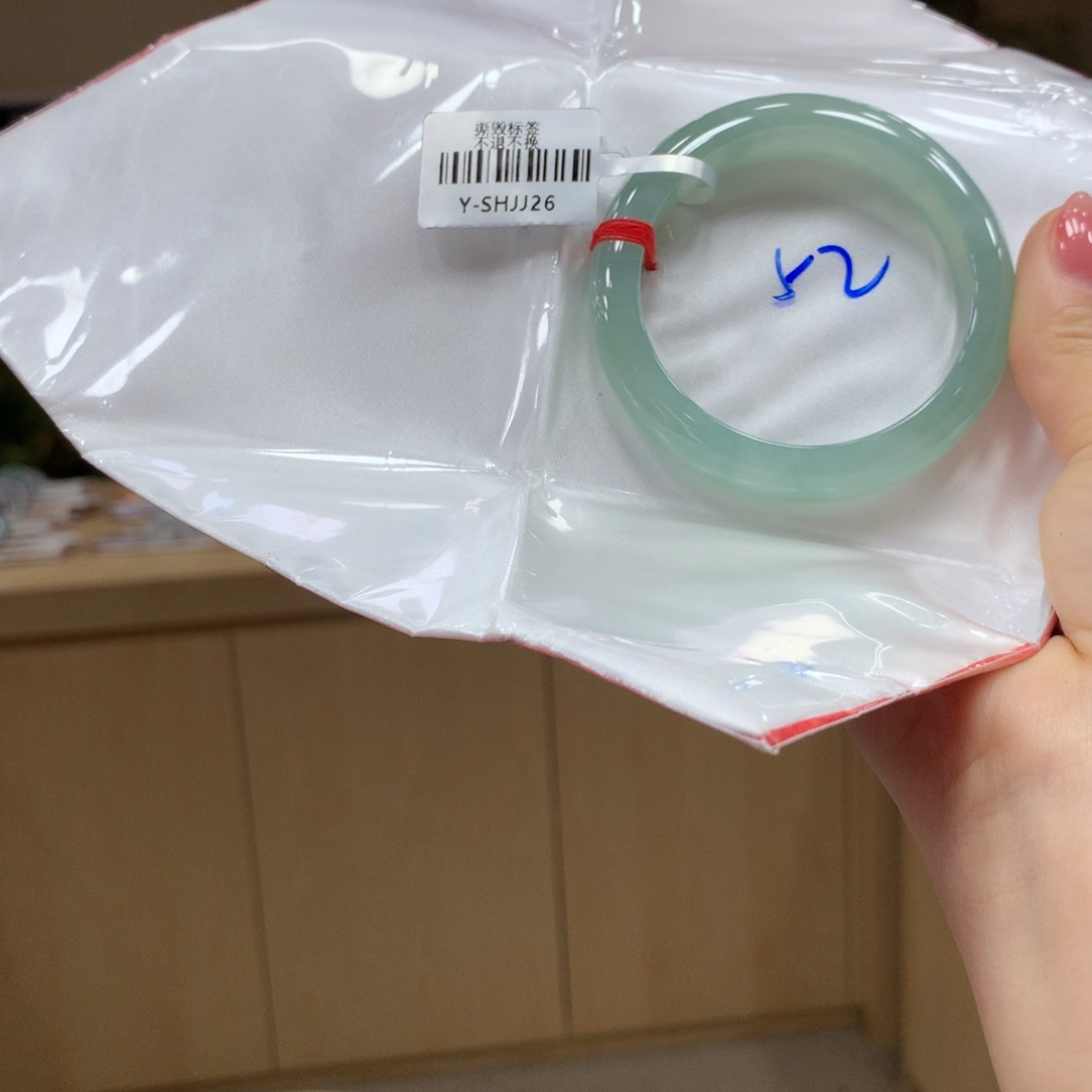 翡翠手镯未镶嵌不退不换