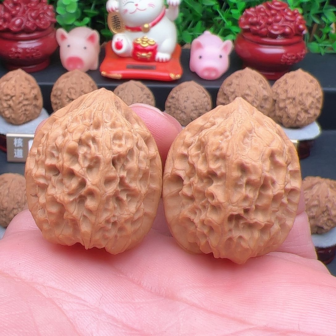 文玩核桃把件野生鸡心，尺寸30.5，尖有磕碰，