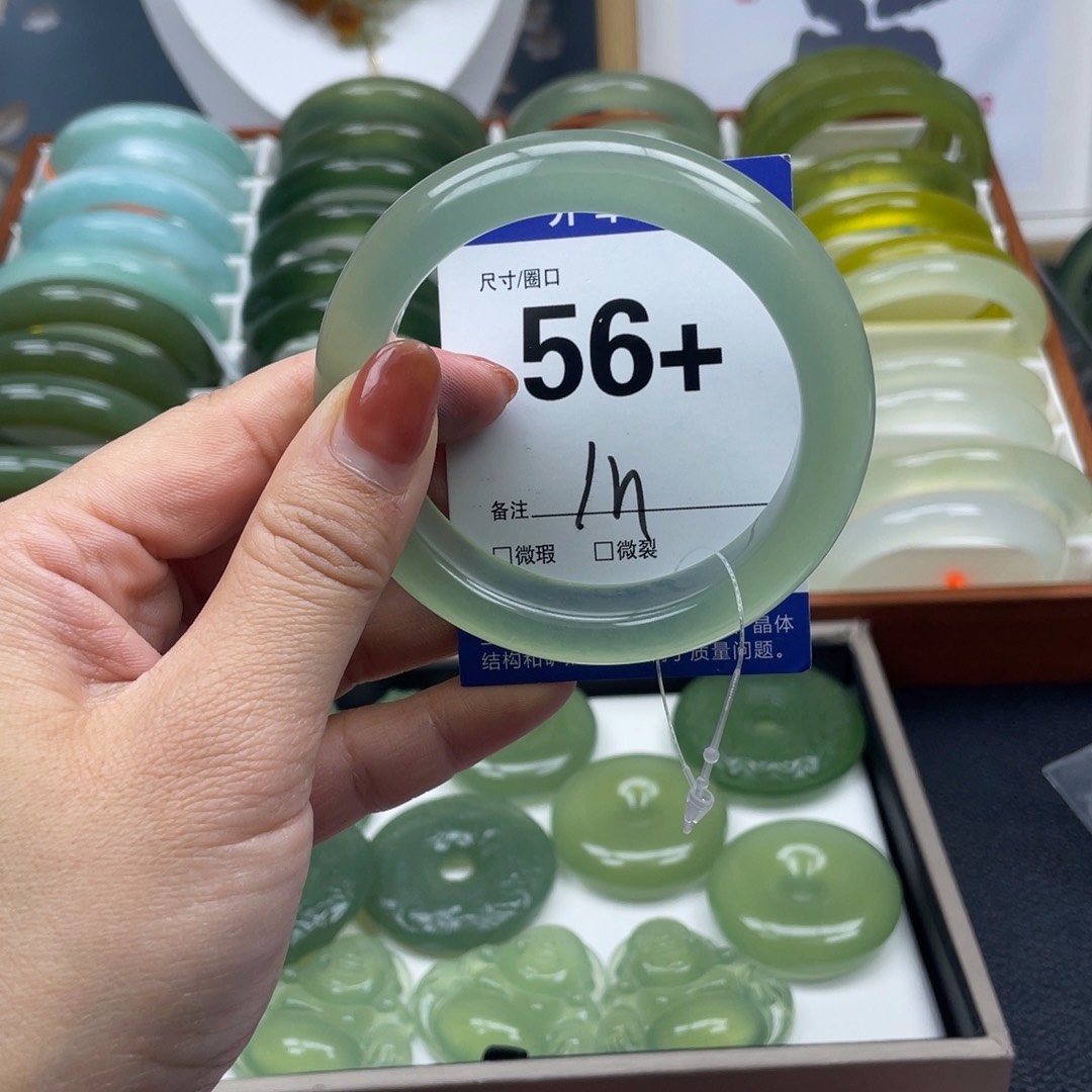 未镶嵌蛇纹石玉手镯?**记