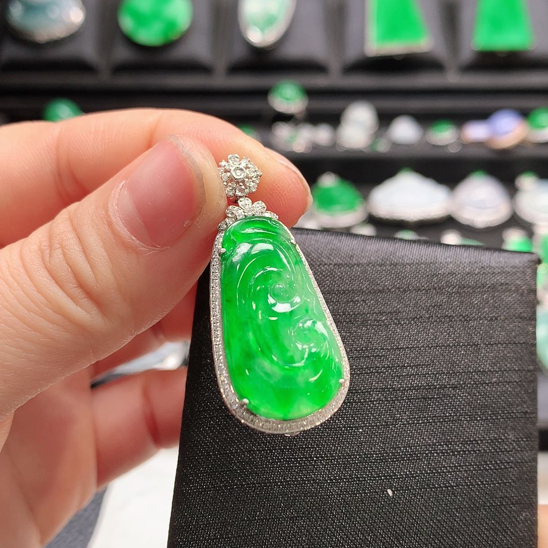 翡翠颈饰18K金镶嵌如意