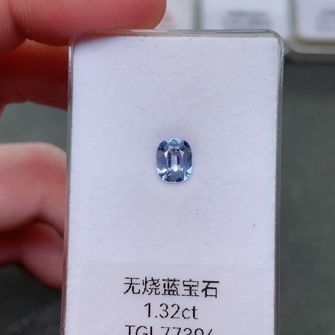 蓝宝石裸石未镶嵌1.32克拉无烧蓝宝石冰蓝色
