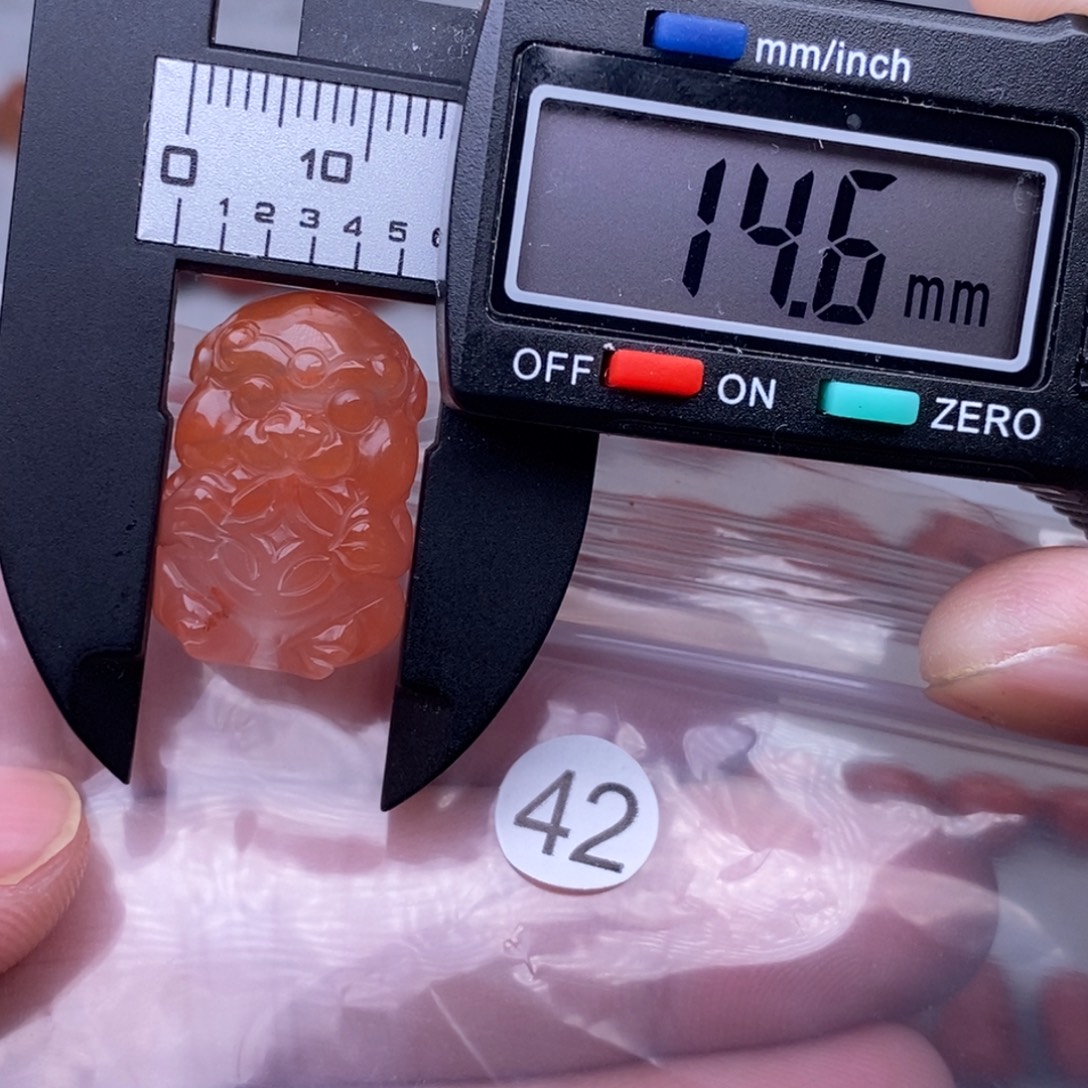 南红玛瑙未镶嵌配饰有瑕疵