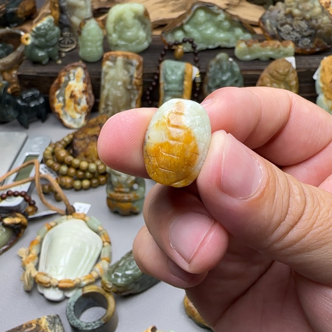 嘴***甜岫岩河磨玉（透闪石质玉）未镶嵌珠宝奇石