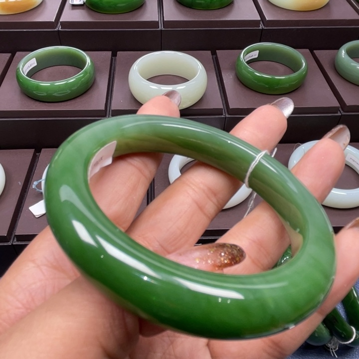 和田玉（碧玉）未镶嵌手镯