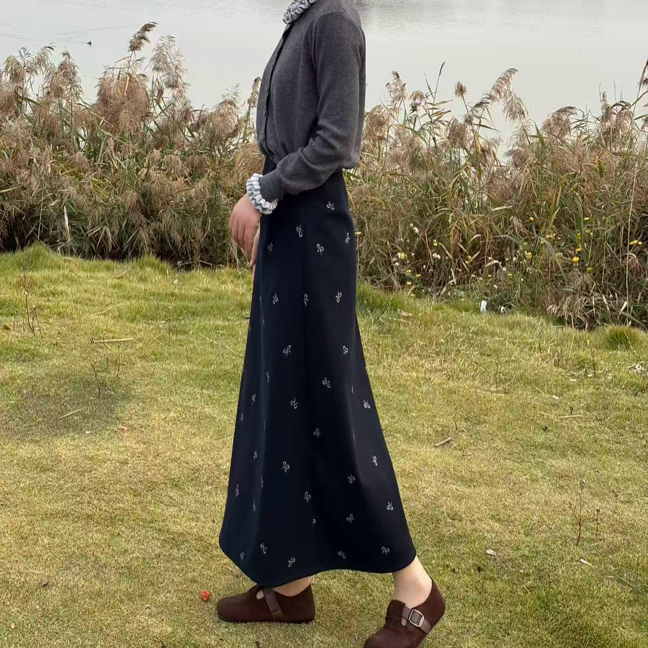 刺绣蝴蝶结a字裙秋冬新款简约风高级感半身裙女加绒加厚