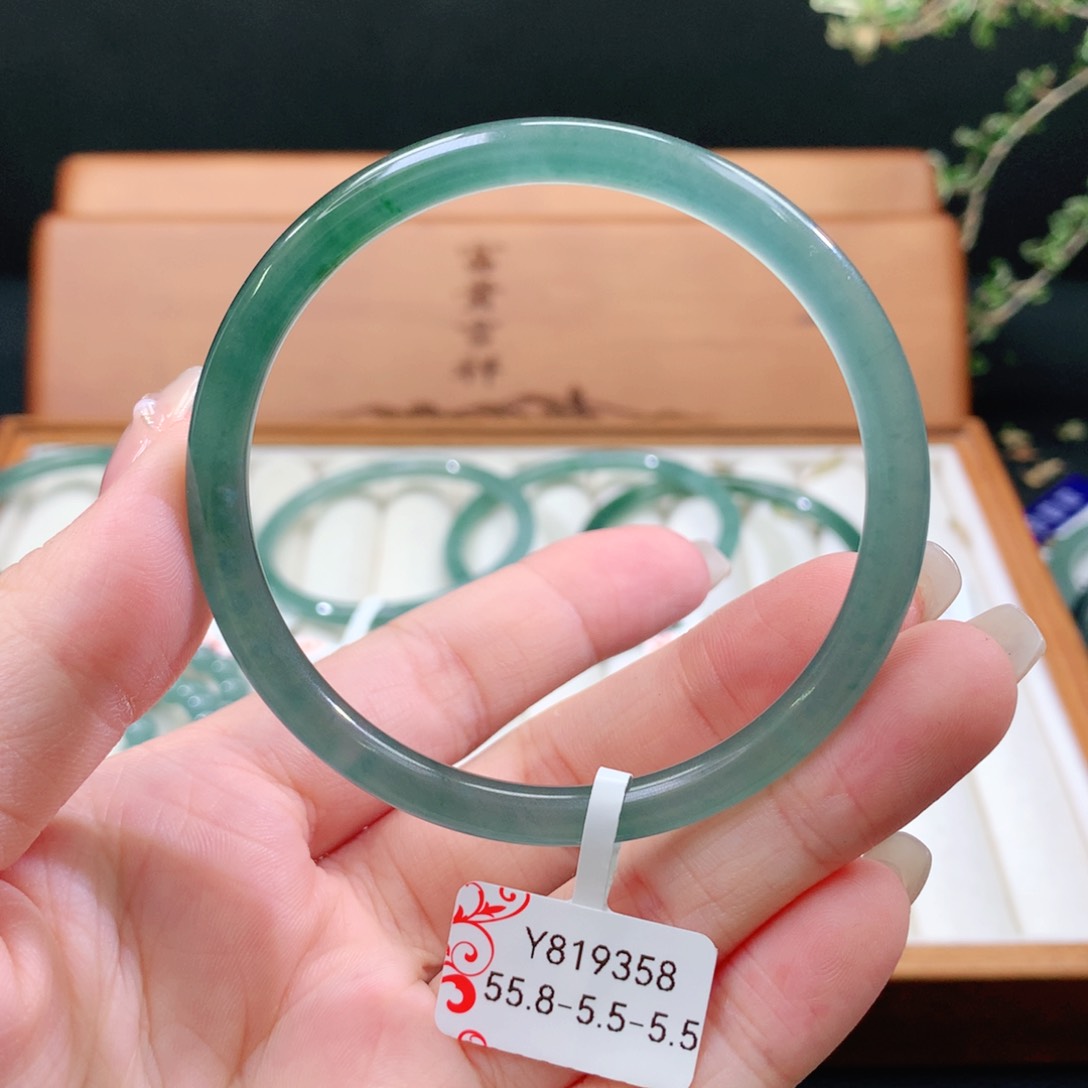 翡翠手镯未镶嵌天然