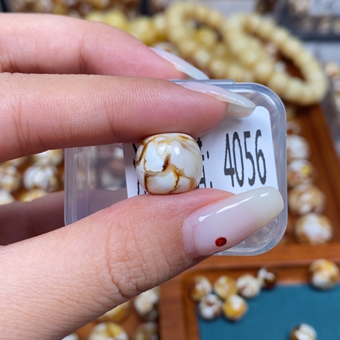 蜜蜡未镶嵌珠宝奇石4056