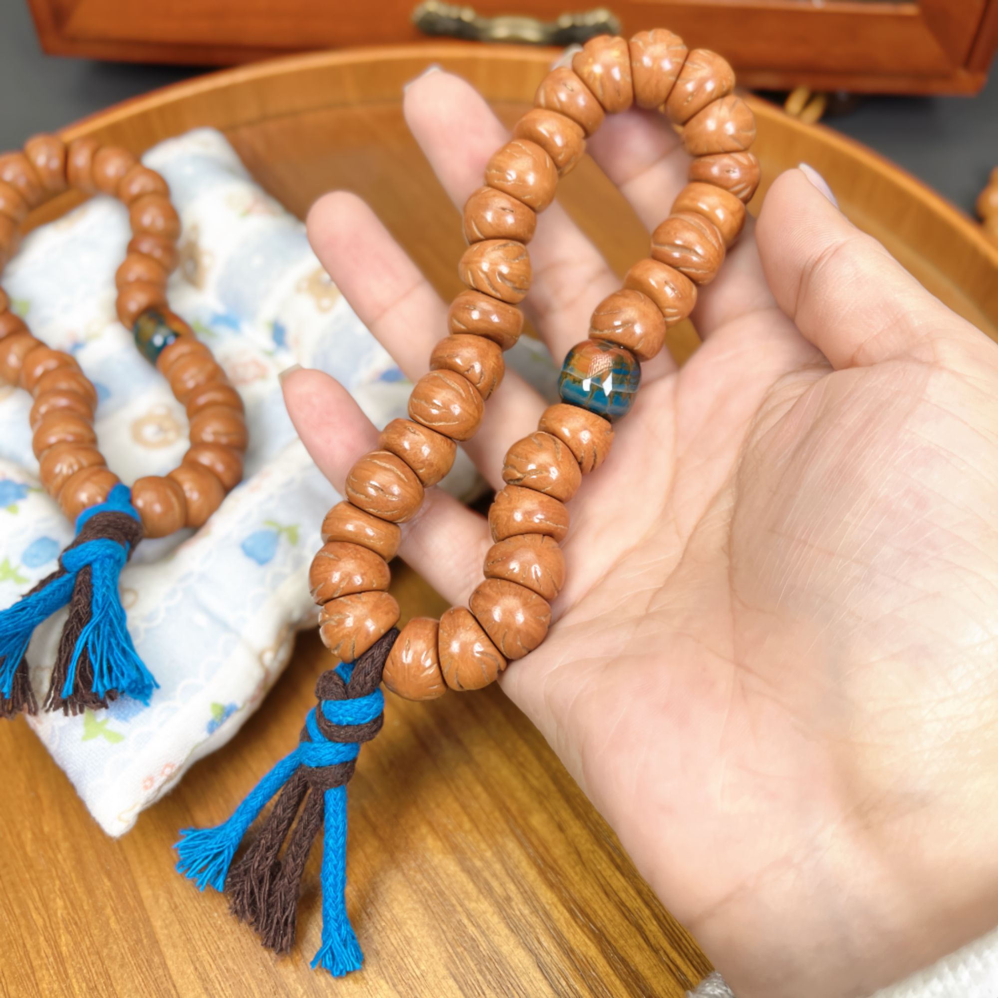 龙纹桃核雕刻大肠手持手串