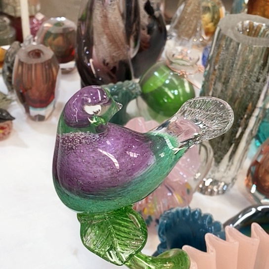 琉璃花瓶高45厘米宽9厘米。