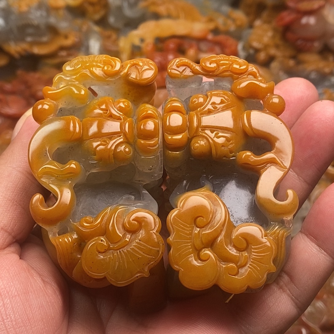 未镶嵌石英质玉（黄龙玉）颈饰