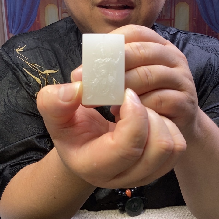 颈饰未镶嵌石英质玉金丝玉武将