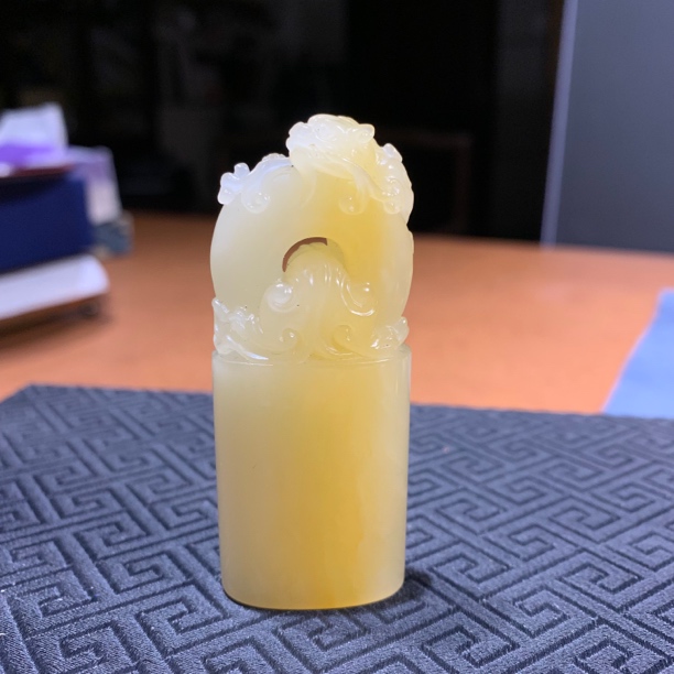 寿山结晶芙蓉石螭虎穿环钮