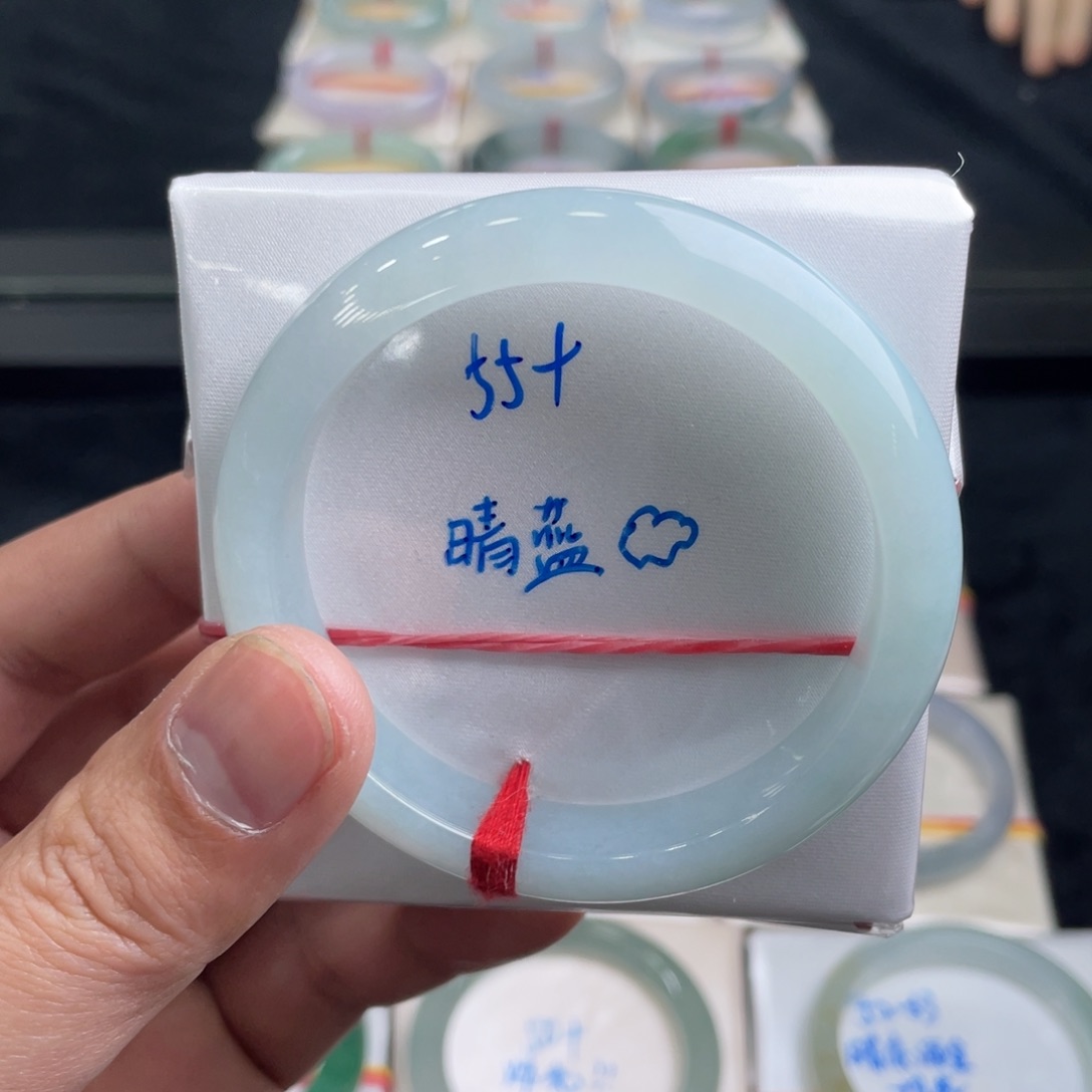 翡翠手镯未镶嵌翡翠手镯