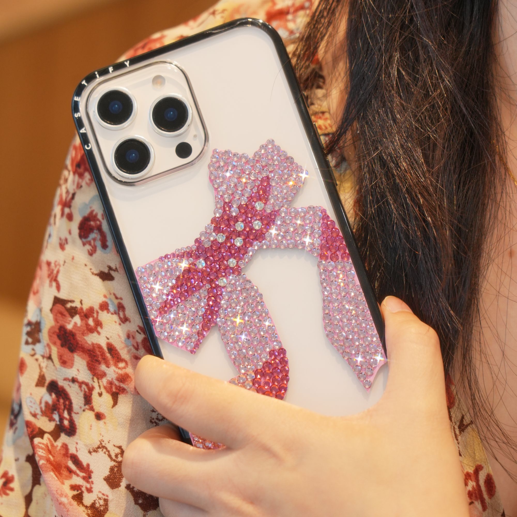 粉色蝴蝶结手工半铺闪钻手机壳适用于苹果16promax可爱苹果15时尚