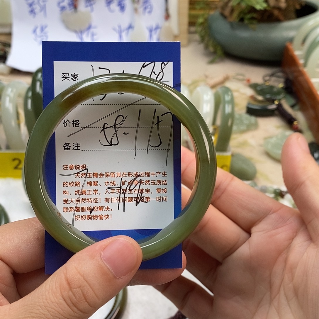 柏***事和田玉未镶嵌手镯