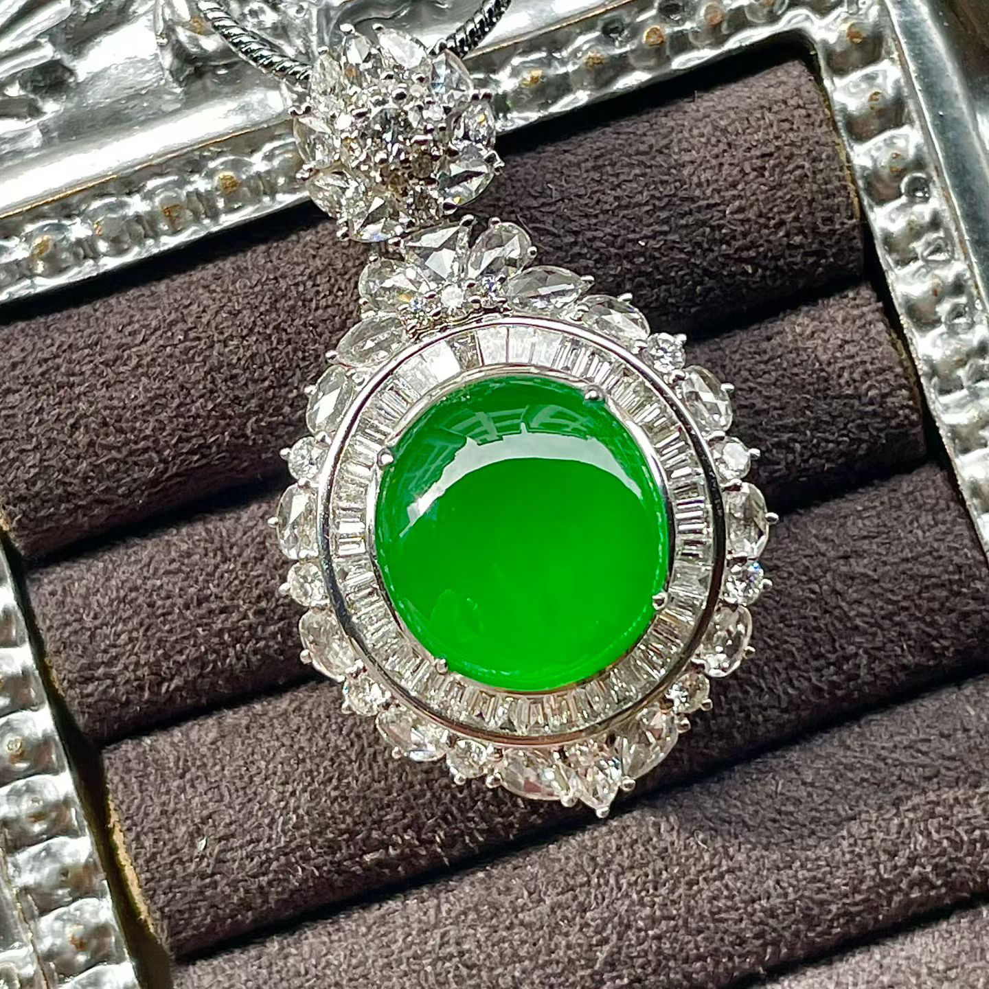 翡翠A货18k金南非钻石帝王绿高冰蛋面吊坠