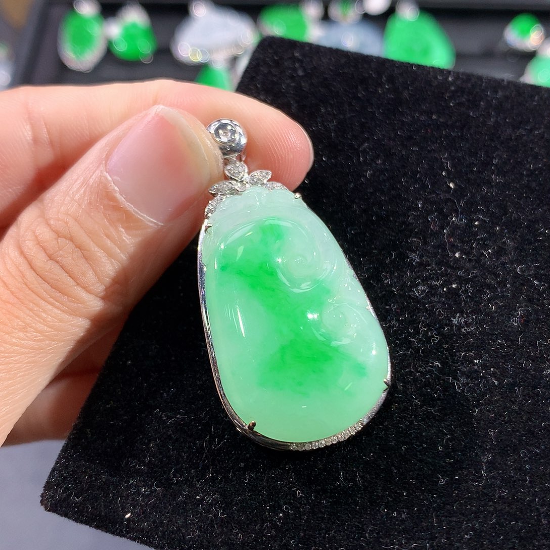 翡翠18K金镶嵌颈饰