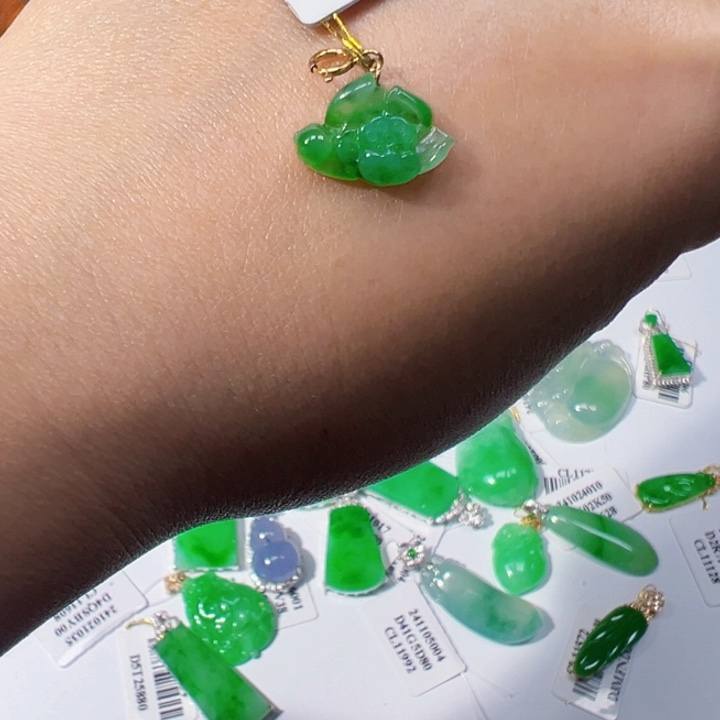 翡翠挂件18K金镶嵌翡翠