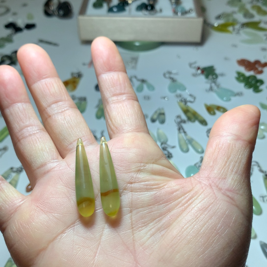 蛇纹石玉耳饰未镶嵌向*葵