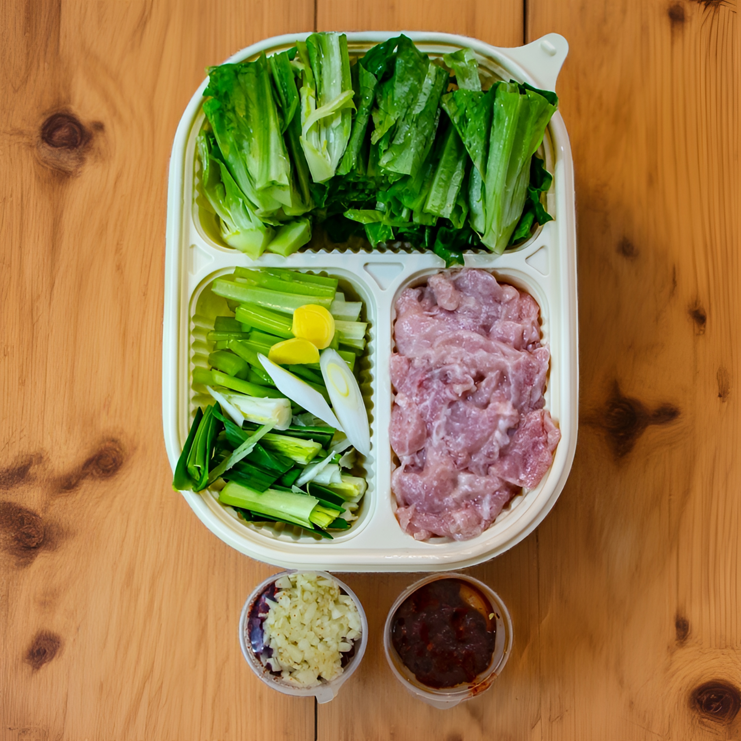 水煮肉片（鲜里脊肉片260g，配了油麦菜、芹菜节、蒜苗段、蒜末、辣椒面、干辣椒节、鹃城豆瓣酱)