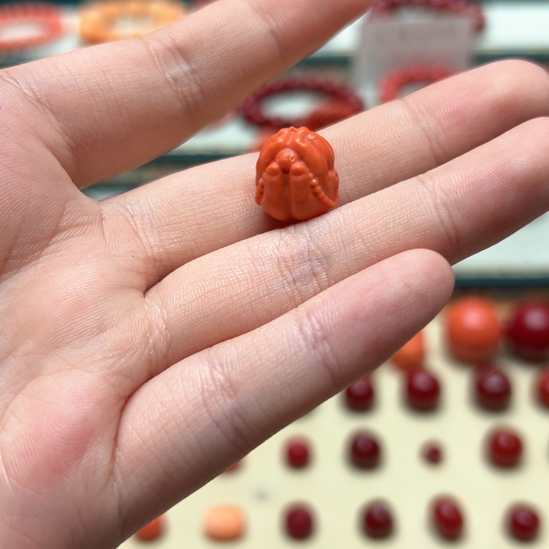 无非金属双手合十