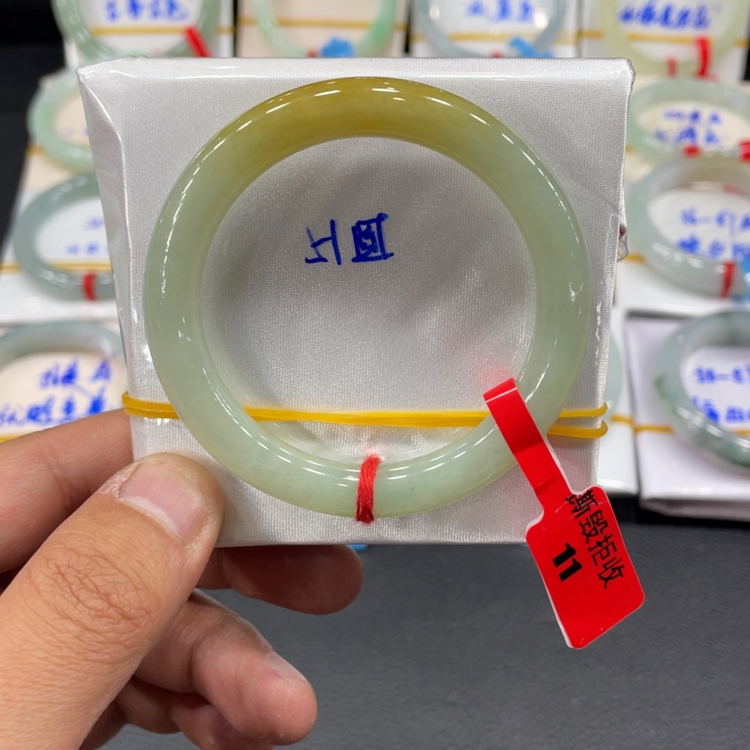 翡翠手镯未镶嵌天然翡翠