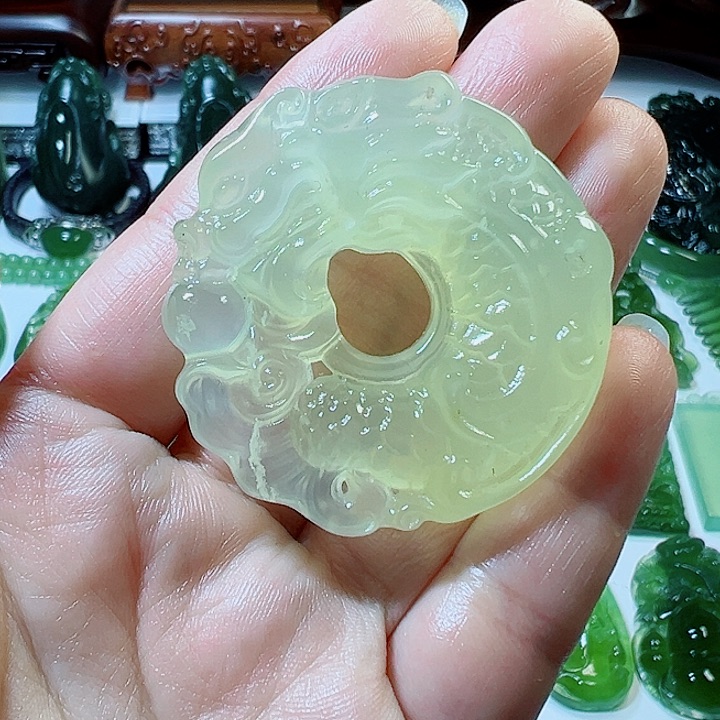 蛇纹石玉未镶嵌颈饰