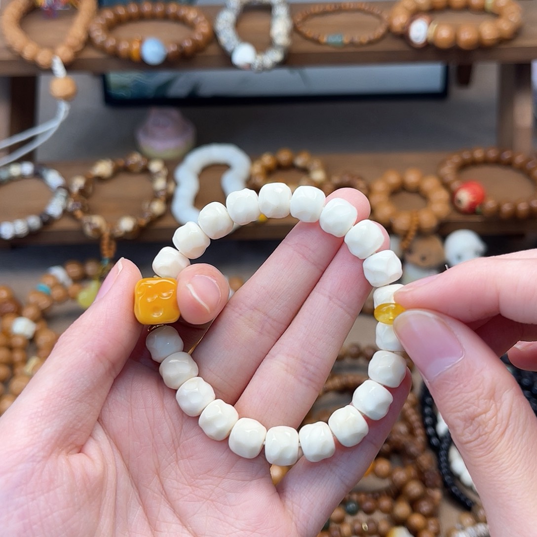 白玉菩提手串玖*搭配奶酪
