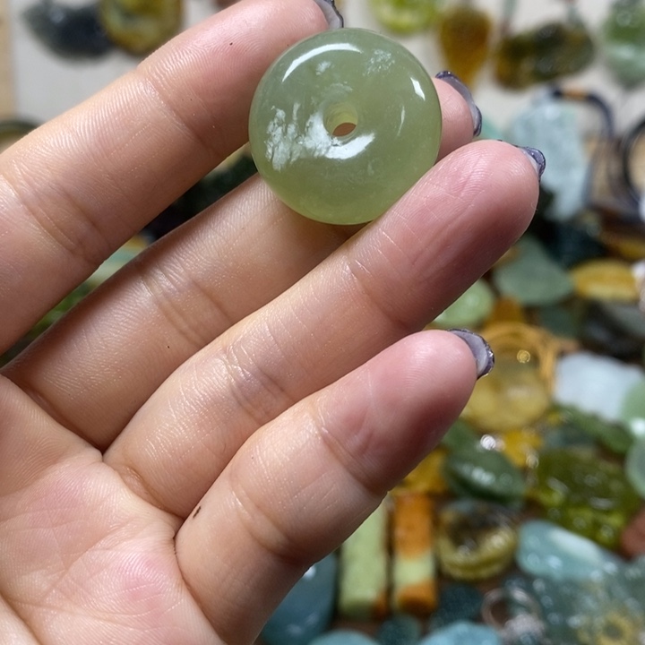 蛇纹石玉未镶嵌吊坠