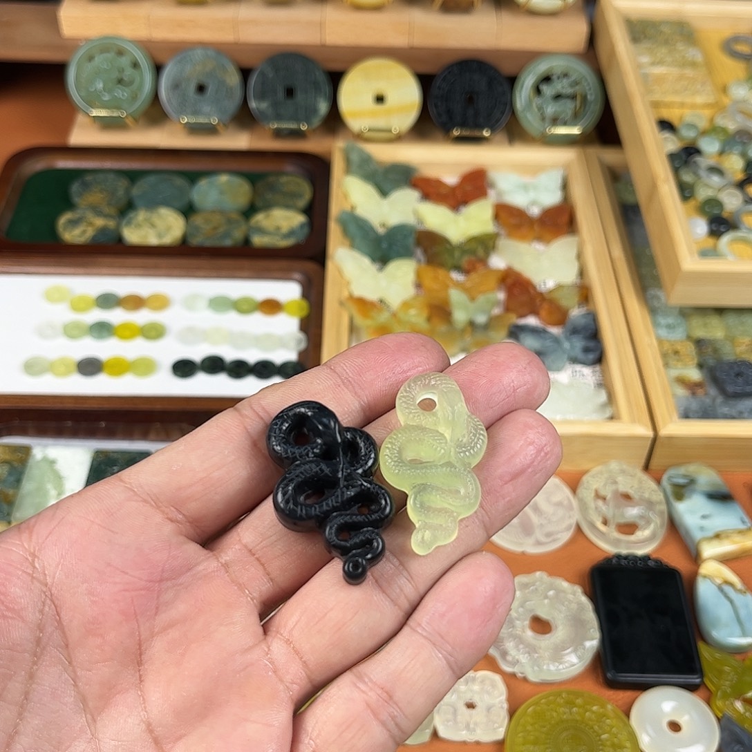 梦***溪蛇纹石玉未镶嵌颈饰